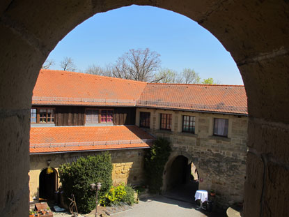 Innerhalb  der Burgmauer der Burg Steinsberg  waren die Wohn- und Wirtschaftsgebude (heute eine Gaststtte)