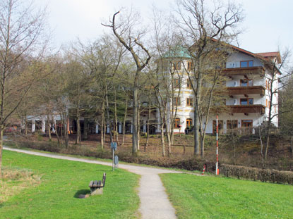 Der Wanderweg fhrt unmittelbar vorbei am Kreuzbergsee und dem Hotel Kreuzberghof.