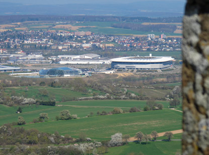 Vom 30 m hohen Bergfried der Burg Steinsberg blickt man auf die Rhein-Neckar-Arena und Badewelt in Sinsheim