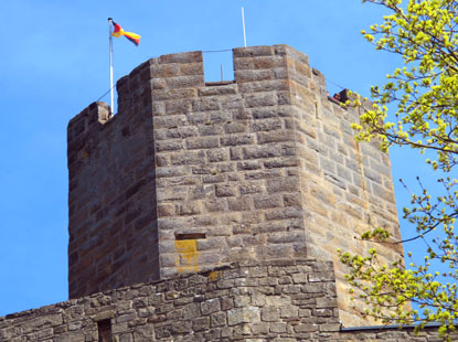 Die Burg Steinsberg bei Sinsheim im Kraichgau. Die restaurierte Burg mit ihrem einzigartigen achteckigen Bergfried ist das Wahrzeichen des Kraichgaus