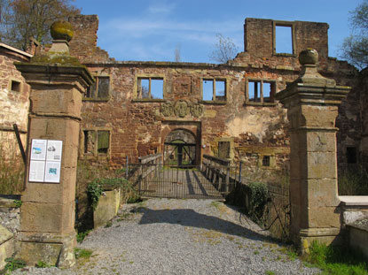 Das Wasserschloss Menzingen wurde gleich 2 Mal zerstrt, zum ersten Mal 1525 in den  Bauernkriegen und April 1945 durch einen Luftangriff. 