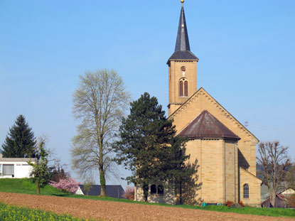 Die katholische Kirche St. Johannes der Tufer in  Tiefenbach wurde von 1852 bis 1854 erbaut