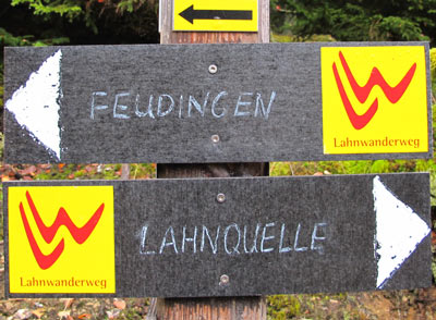 Ab Lahnquelle bis Feudingen ist der Lahnwanderweg als Zugangsweg (gelber Hintergrund) markiert