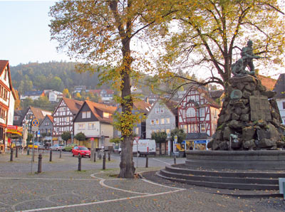 Lahnwanderweg: Biedenkopf Marktplatz mit Kreiskriegerdenkmal. Das Denkmal erinnert an die Gefallenen 1866 und 1870/71