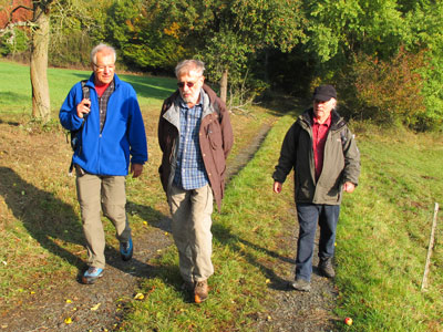 Wanderer auf dem Weg zur Burgruine Hohenfels