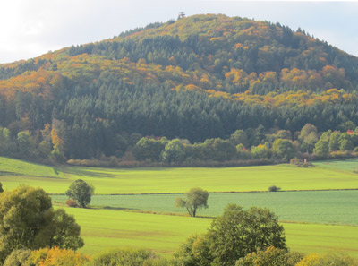 Lahnwanderweg: Blick zurck auf den Rimberg mit seinem Aussichtsturm