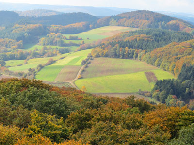 Wanderung an der Lahn: Blick vom Rimbergturm in nordwestliche Richtung