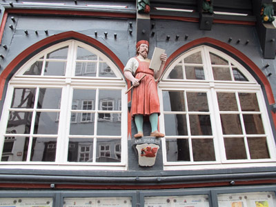 Lahnwanderung: Hausverzierung am Haus Markt 19 in Marburg. Das Fachwerkhaus wurde 1566 erbaut.