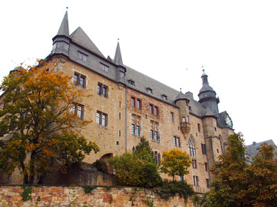 Marburg: Ursprnglich stand auf dem Felsen eine Hhenburg. Spter in ein Schloss umgewandelt, das stndig  ausgebaut wurde. 
