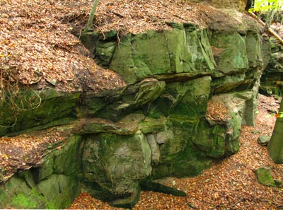 Lahnwanderweg:  Wehrdaer Steinbruch. Der helle Sandstein wurde zum Bau der Elisabethkirche (Marburg) und fr das Reichstagsgebude (Berlin) verwandt.