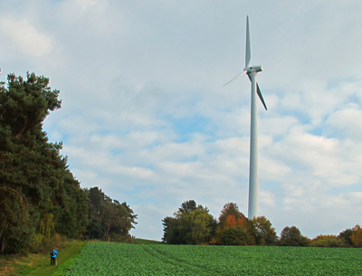 Lahnwanderweg: Windkraftanlage an der Weinstrae bei Michelbach-Nord