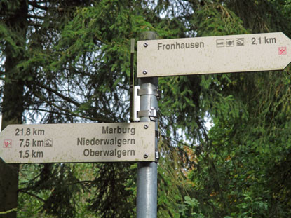 An diedem Wegweiser haben wir den Hauptwanderweg verlassen und sind  auf dem Abgangsweg nach Fronhauswn gewandert.ndern.