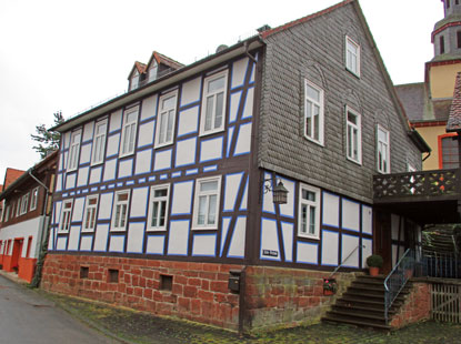 Das "Alte Schulhaus" ein Fachwerkgebude unmittelbar an der Martins-Kirche in Oberweimar