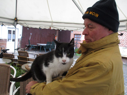 Die Hauskatze vom Caf Schnemhle begrt jeden Wanderer auf dem Lahnwanderweg