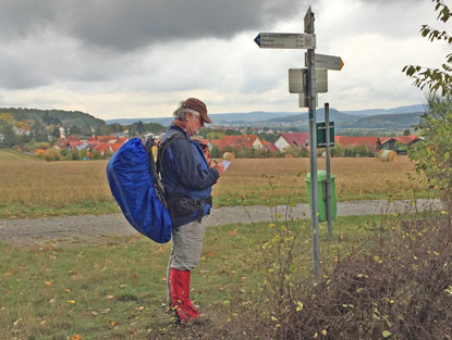 Unser Wanderfhrer notiert die Entfernungangaben auf den Schildern