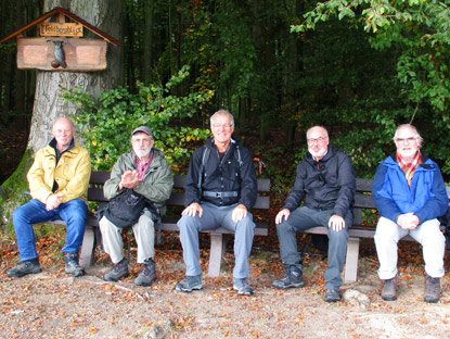 Lahnwandereg:  Die Wandergruppe auf der Bank am Feldbergblick