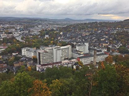 Zurck auf dem Lahnwanderweg. Blick auf Wetzlar. Im Vordergrund die Gebude der Leica  Microsystems