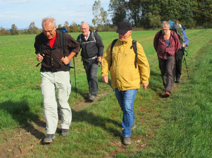 Die Wandergruppe auf der Hochflche bei dem Ort Hirschhausen