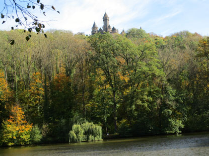 Blick vom Groen Weiher auf Schloss Braunfels