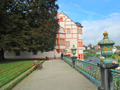 Ostflgel des Weilburger Schlosses. Baluastrade mit Deckellvasen nach Versailler Vorbild