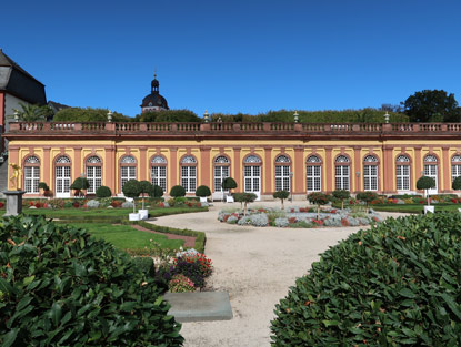 Blick auf die Untere Orangerie von Weilburg. Im Sommer werden die Rumlichkeiten fr Konzerte genutzt und im Winter als Schutzraum fr Gartenpflanzen. 