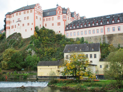 Blick von der Lahn auf den Ostflgel des Weilburger Schlosses