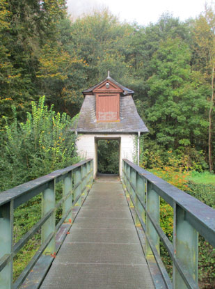 Lahnwanderweg: Kettenbrcke 131 m 1,5 km ("Ernst-Dienstbach-Steg") in Weilburg an der Lahn