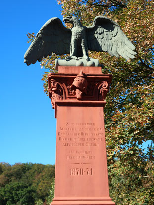 Der Lahnwanderweg geht am Krieger-Denkmal in Weilburg vorbei. Es erinnert an die im Krieg 1870/71 gefallenen Soldaten aus dem Oberlahnkreis
