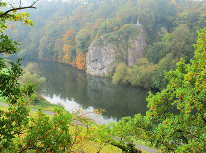 Ein kleiner Weg fhrt zum Aussichtspunkt mit Blick auf das Knirg-Konrad-Denkmal auf der gegenberliegenden Lahnseite