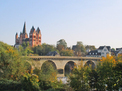 Lahnwanderweg: Alte Lahnbrcke und der Limburger Dom
