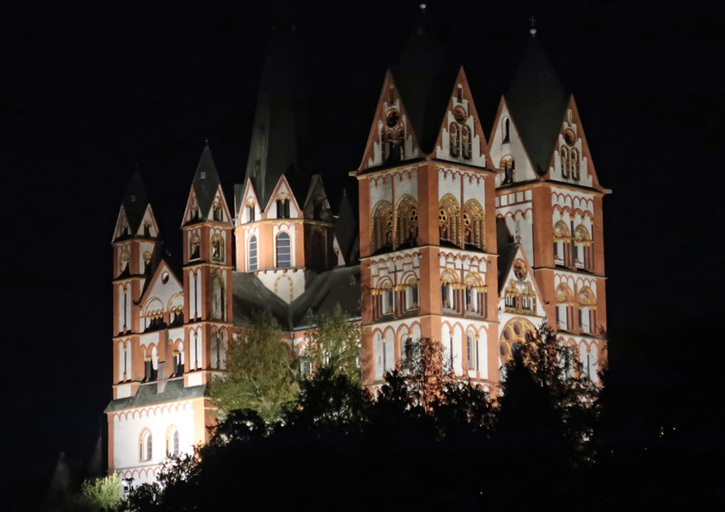 Blick in der Nacht auf den Limburger Dom 