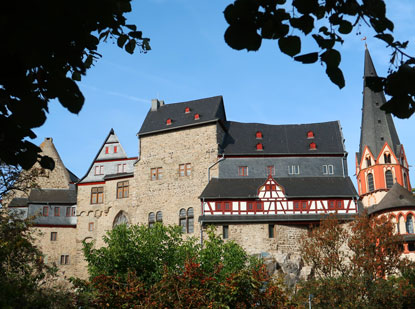 Hinter dem Limburger Dom ist die Burg (auch Schloss genannt), die die Lahnberquerung sichern sollte. 