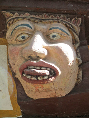 Figur "Unmigkeit" am Haus der sieben Laster in Limburg