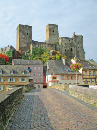 Lahnwanderweg: Die 570 Jahre alte Lahnbrcke und Burg  Runkel