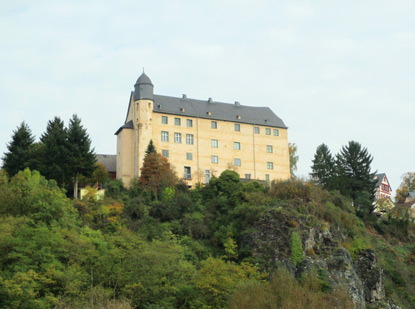 Lanwanderweg: Auf der gegenbeliegenden Lahnseite thront bei Runkel Schlo Schadeck