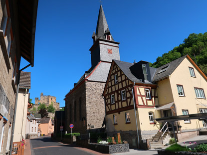 Kath. Kirche St. Bartholomus und die Burg Balduinstein