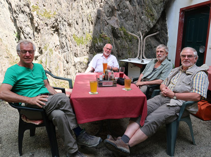 Pause in Balduinstein im Biergarten des Gasthauses Hergenhahn