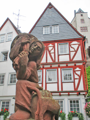 Marktplatz von Diez mit dem Scker-Brunnen