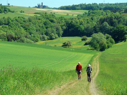 Lahnwanderweg: Alfred und Klaus auf der Hochflche vor dem Ort Steinsberg