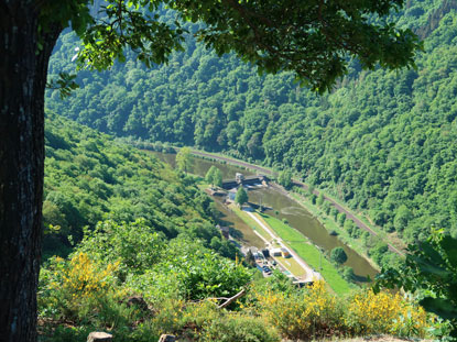 Aussichtspunkt Wolfslei liet am Lahnwanderweg. Blick auf die Lahnschleuse Kalkofen