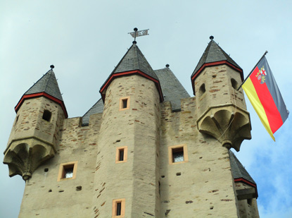 Der obere Teil des Bergfrieds der Burg Nassau-Oranien mit seinen Erkertrmchen