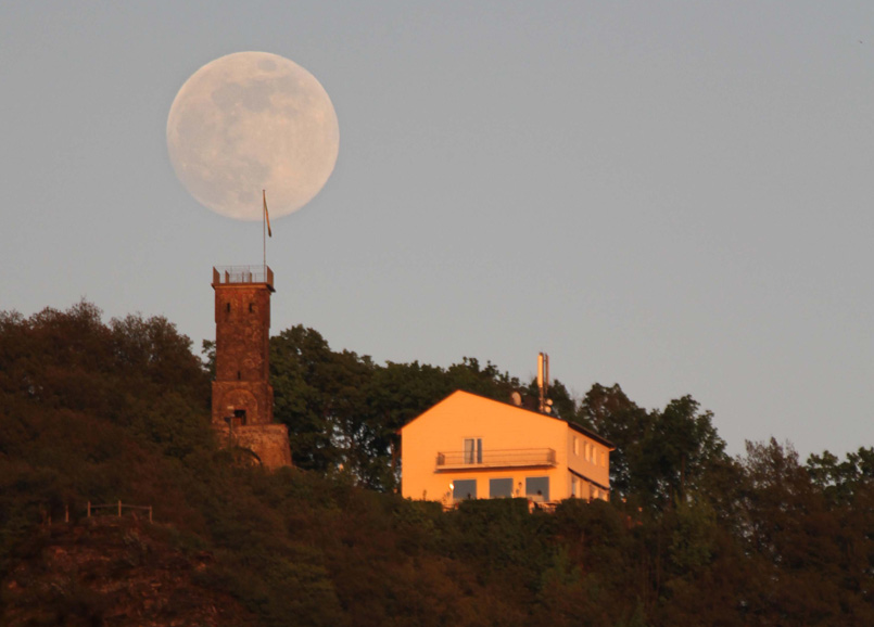 Vollmond ber dem Concordiaturm in Bad Ems an der Lahn