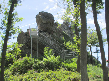 Hohe Lay (Hohelei) ist ein beliebter Kletter- und Aussichtsfelsnen bei Weinhr