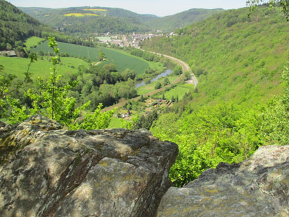 Blick auf Nassau vom Felsen Hohe Lay