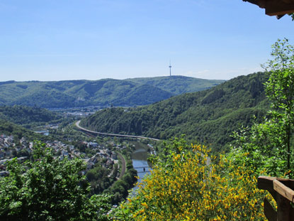 Die Lahnmndung bei Lahnstein. Im Hintergrund ist der Hunsrck