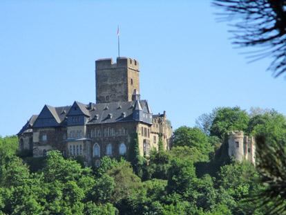 Burg Lahneck auf der linken Lahnseite kurz vor der Lahnmndung