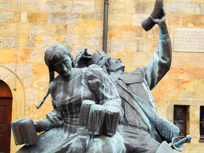 Wallenstein-Brunnen in Altdorf Dargestellt ist Wallenstein als 15-jhriger whrend seiner "wilden" Studienzeit an der Academia Aldofina in Altdorf bei Nrnberg.