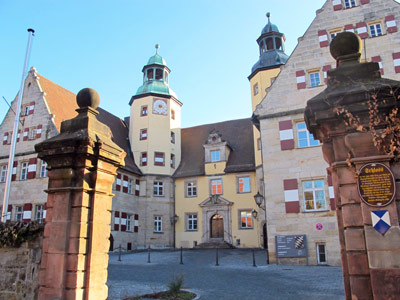 Main-Donau-Weg: Ursprnglich eine Burg zum Schutz der Brcke ber die Pegnitz. Im 17. Jh. Umbau und Erweiterung zum Schloss von Hersbruck - heute Sitz des Amtsgerichts