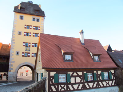 Main-Donau-Weg: Hersbruck: Am Pegnitzufer 1601/02 erbaut, das Wassertor 