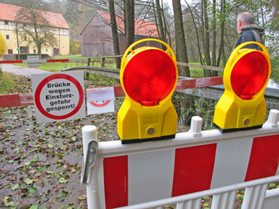 Der Main-Donau-Weg wechselt auf die andere Seite der Schwarzen Laber. Die einzige Brcke weit und breit war "wegen Einsturzgefahr" gesperrt